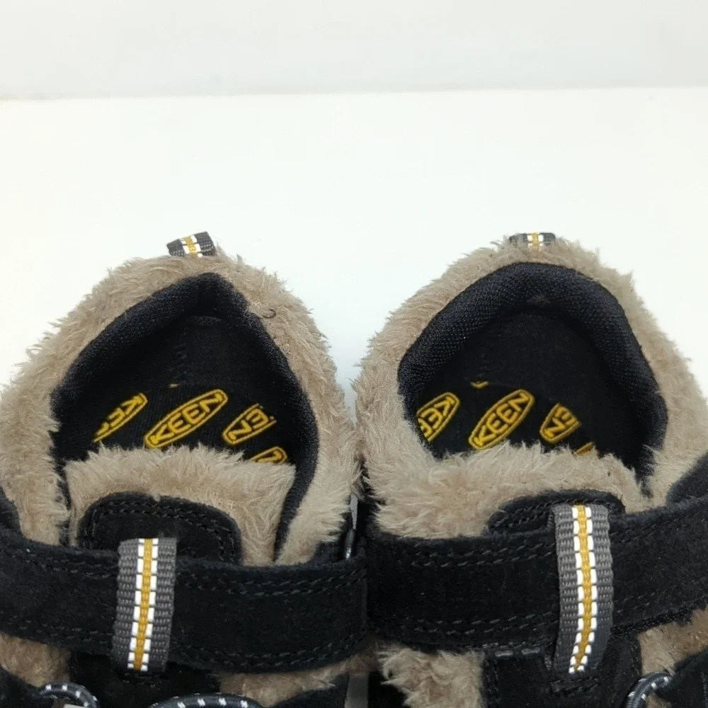 NWOT Keen big kids Newport fur TPS big fold gold shoes. Big kids size 2 EU 34